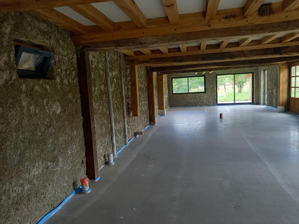 Restauration d'une maison en colombage en plusieurs étapes au sol réalisation d'une dalle béton isolé avec plancher chauffant et chape anhydrite